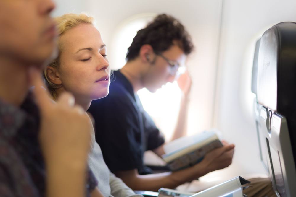 25 Tips For Surviving A Long Haul Flight [Infographic]
