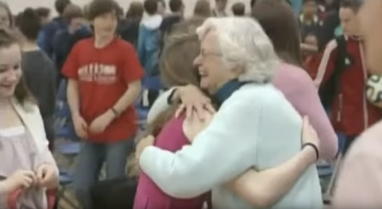 Elderly Woman Makes Students Feel Warm Every Day, Then She Got A Huge Reward
