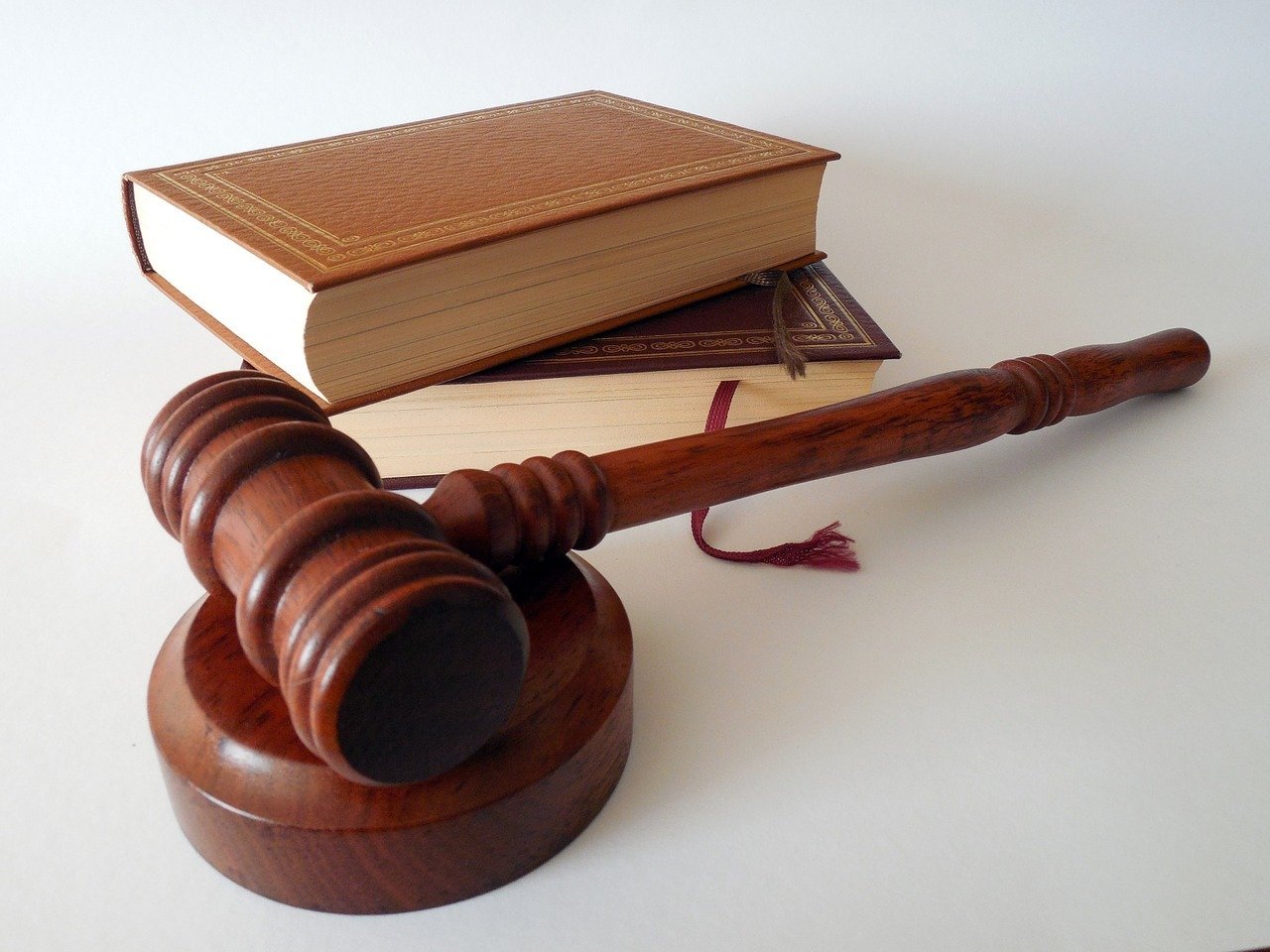 8 Qualities To Become An Excellent Lawyer