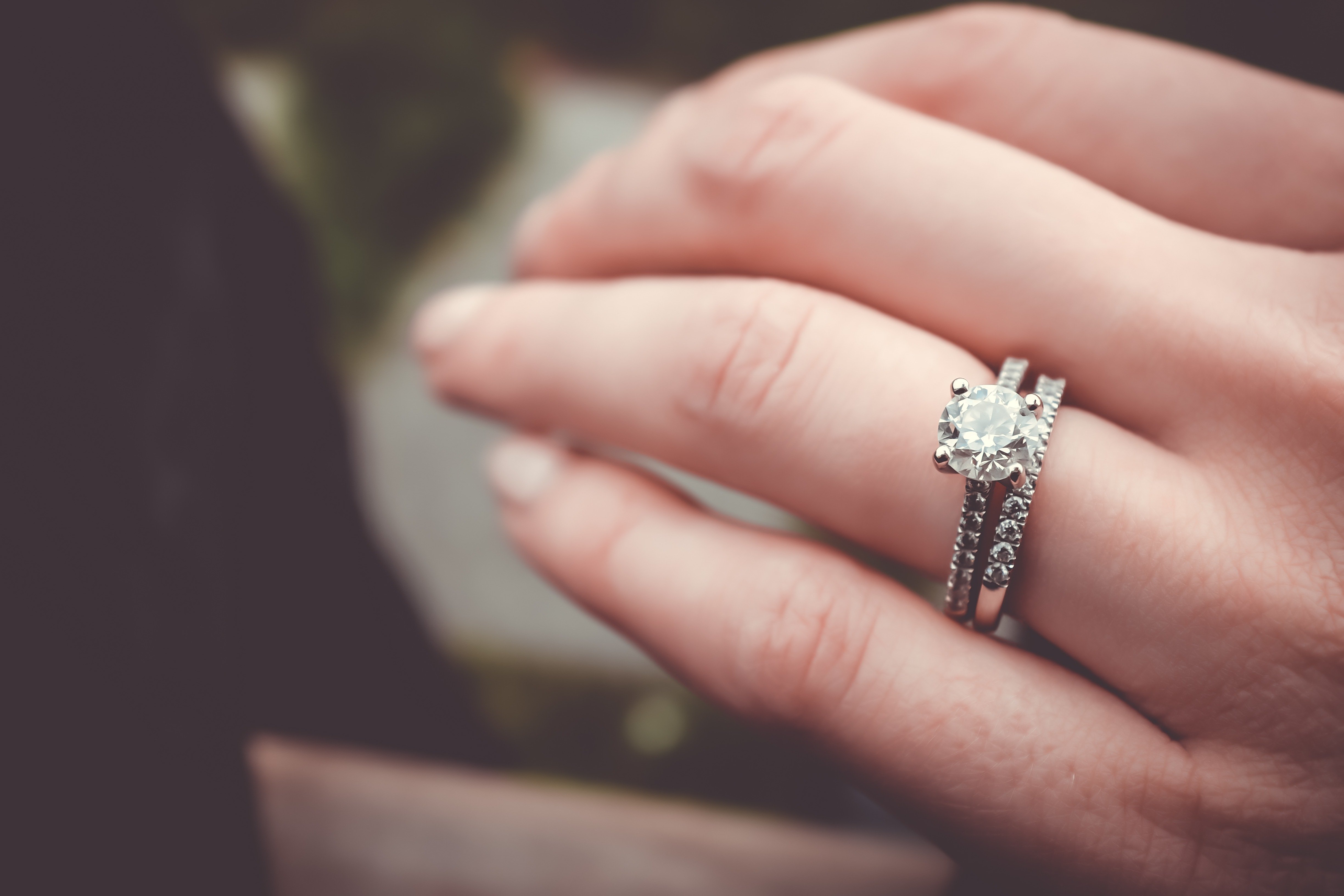 5 Neat Ways to Choose an Engagement Ring Without Breaking the Bank