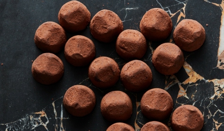 25 Paleo Snacks That Will Keep You Healthy and Happy at the Same Time