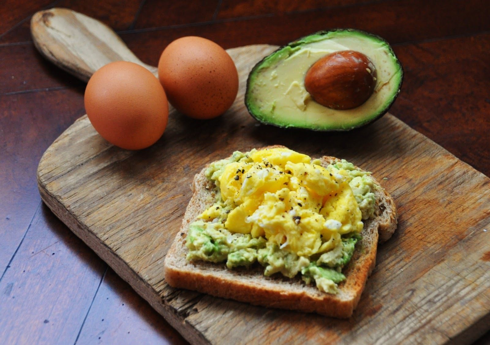 Avocado and egg toast for clean eating