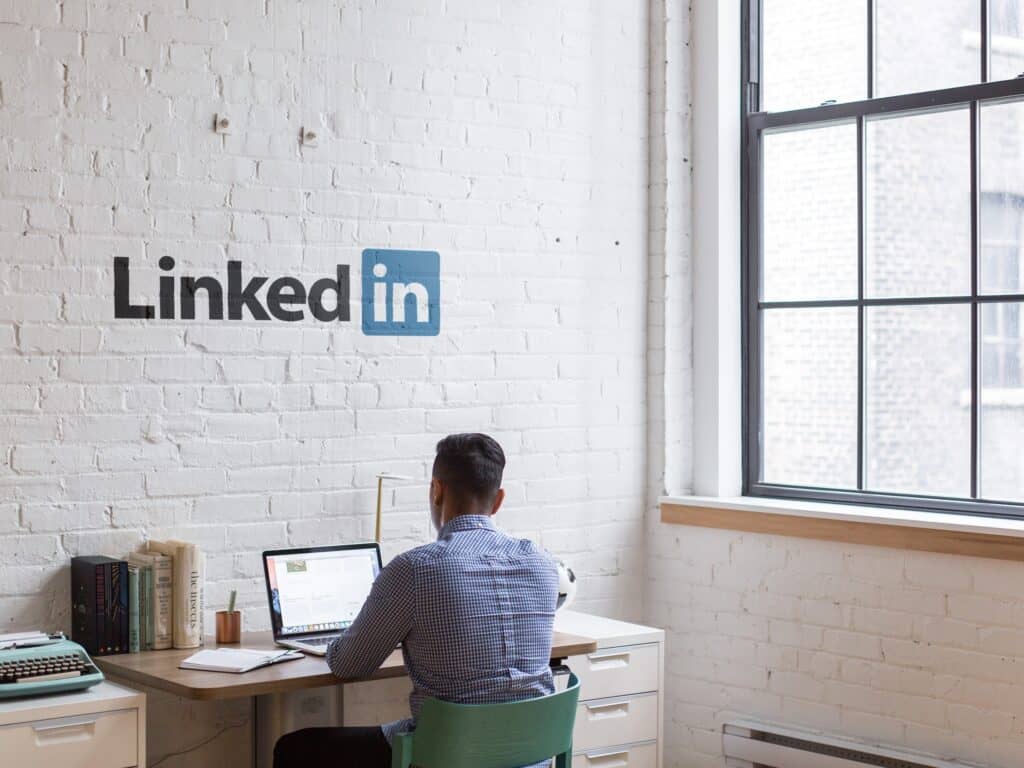 How to Network on LinkedIn (6 Dos and Don’ts)
